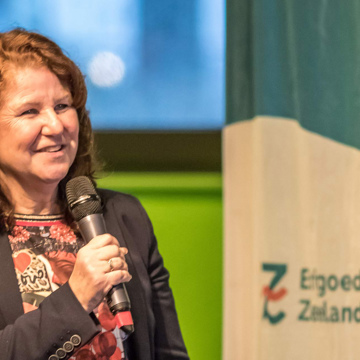 Dagvoorzitter Ariane Lafort opent in de ZB van Middelburg de 23e editie van de Zeeuwse Archeologiedag.