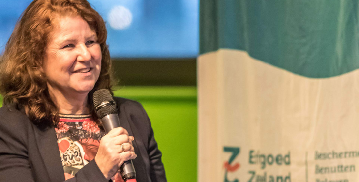 Dagvoorzitter Ariane Lafort opent in de ZB van Middelburg de 23e editie van de Zeeuwse Archeologiedag.