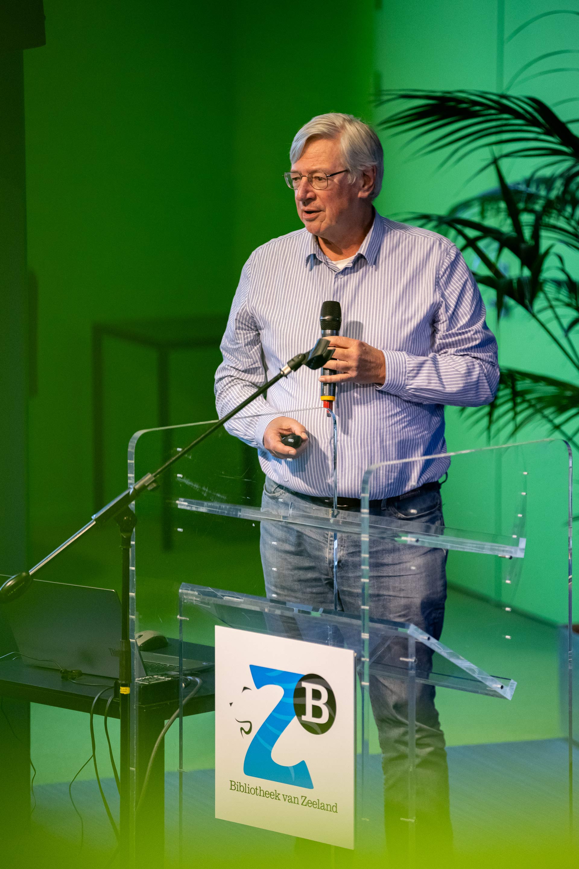 Bert van der Valk over het IJzertijd-aardewerk dat werd gevonden op het Banjaardstrand.