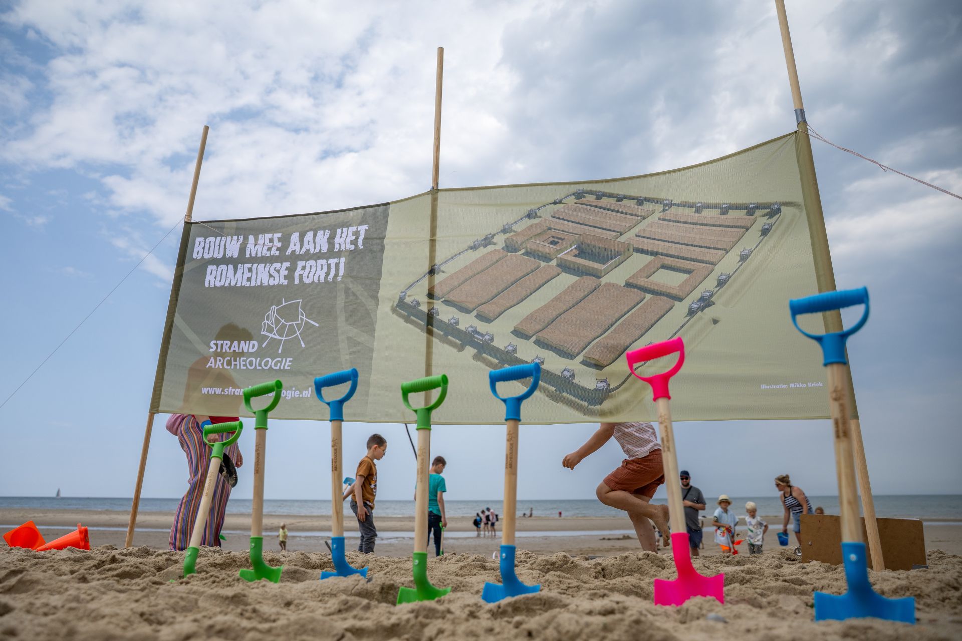 De scheppen staan klaar (illustratie fort Mikko Kriek, foto Wesley Versteeg).
