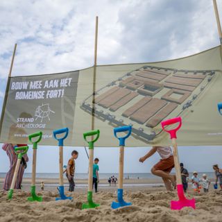 De scheppen staan klaar (illustratie fort Mikko Kriek, foto Wesley Versteeg).