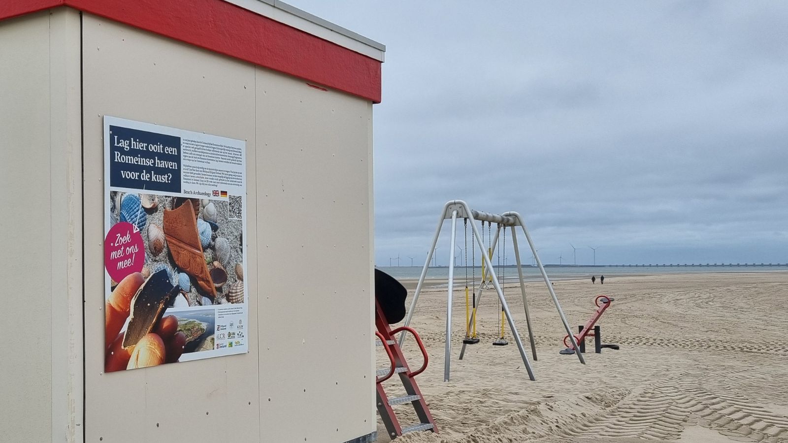 Strandpost Oranjezon met informatiebord over de omgeving in de Romeinse tijd.