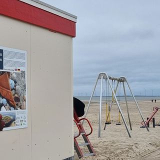Strandpost Oranjezon met informatiebord over de omgeving in de Romeinse tijd.