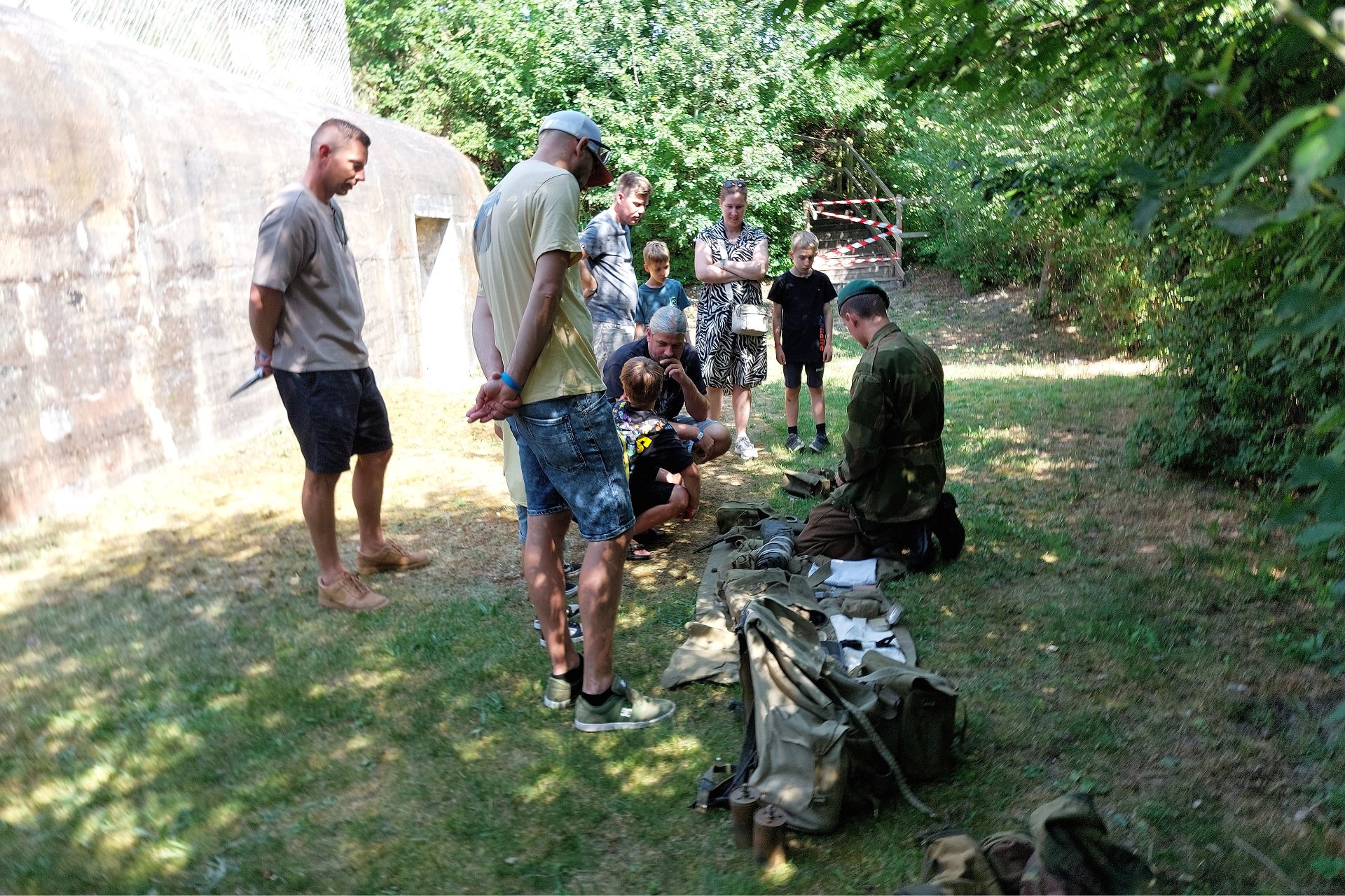 Militaire uitrusting uit de Tweede Wereldoorlog van dichtbij bekijken.