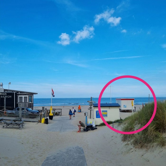 De ligging van strandpost Oranjezon naast  strandpaviljoen Aloha Beach, Vrouwenpolder.