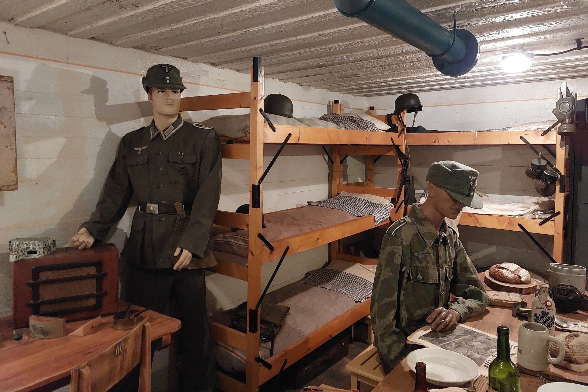Inrichting met stapelbedden geeft een beeld van het leven in de bunker.