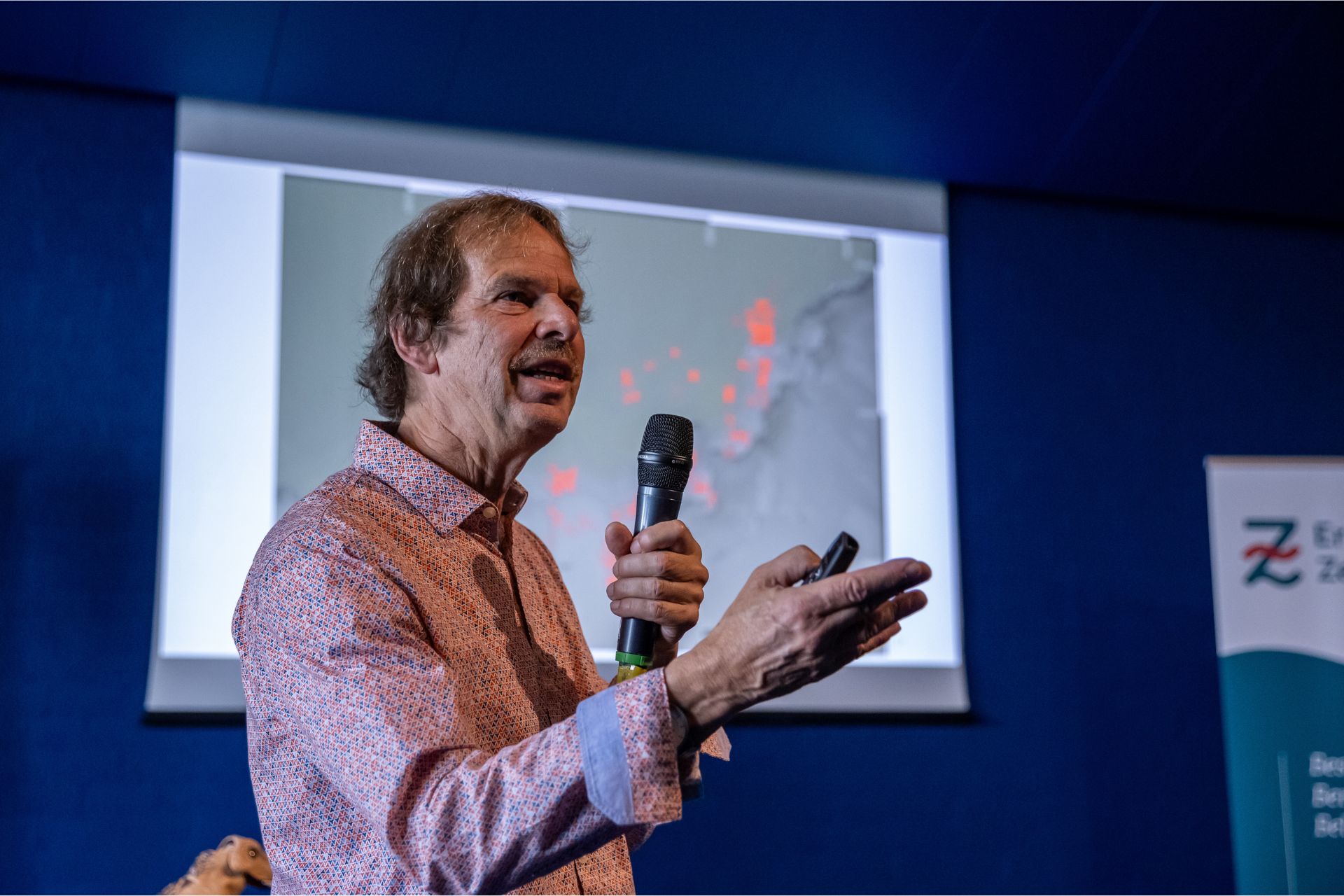 Hans Jongepier toont de ligging van de mesolithische vindplaatsen.