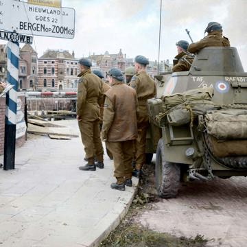 Een lichte RAF Humber verkenningswagen met Britse soldaten bij de Stationsbrug in Middelburg,  november 1944.