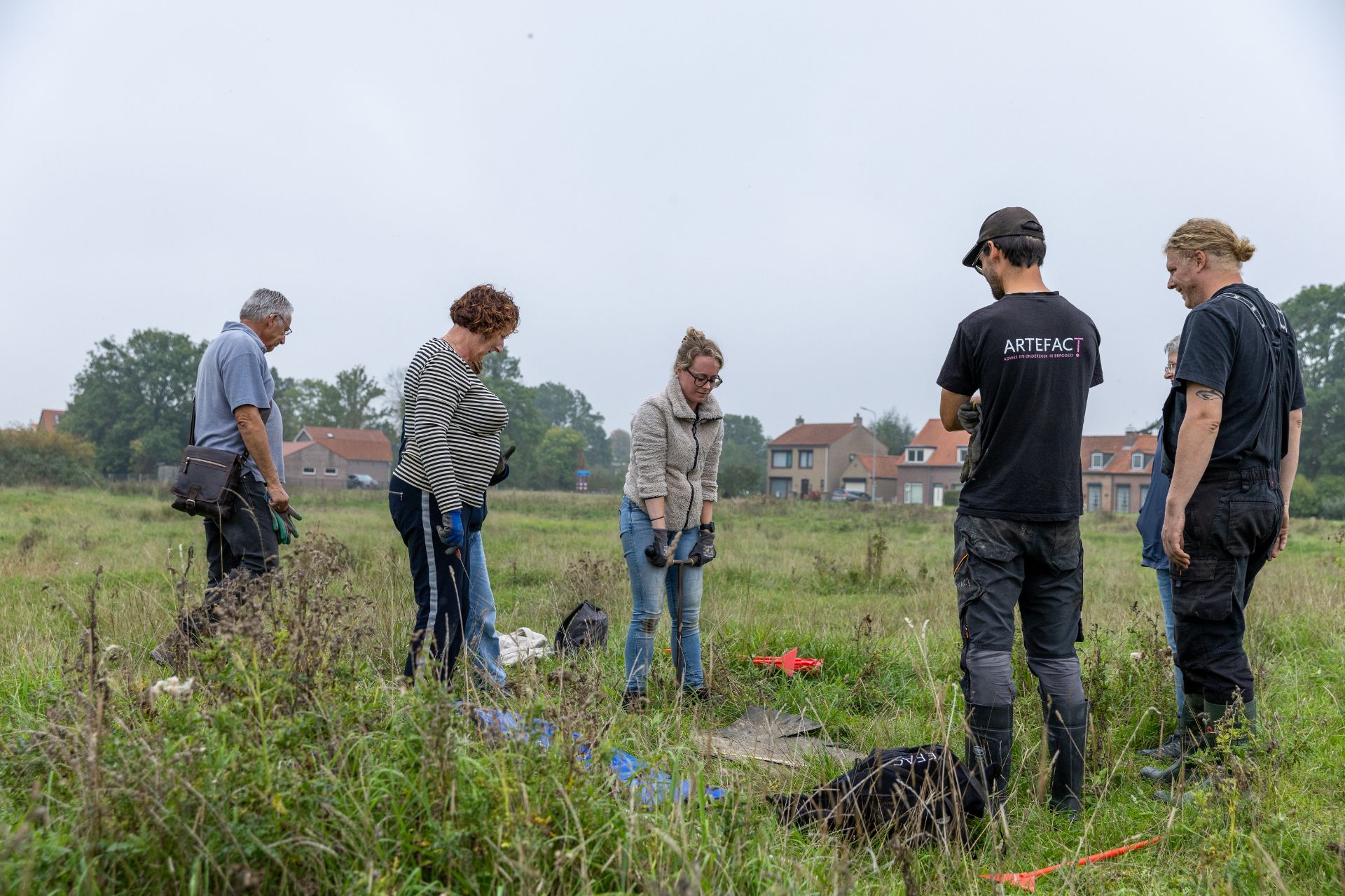 Vrijwilligers en archeologen op zoek naar oude landschappen.