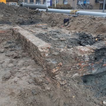 Archeologische waarneming bij drie haaks op elkaar staande funderingen in Goes-Oost, vermoedelijk van een huis.