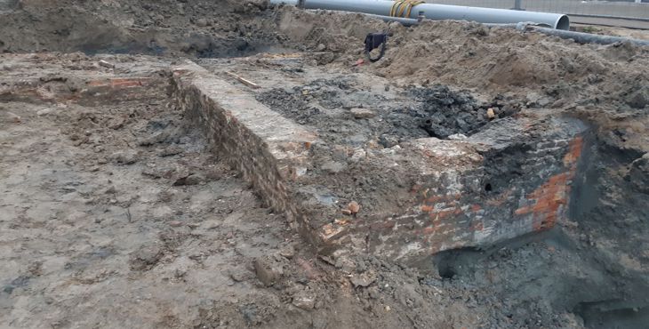 Archeologische waarneming bij drie haaks op elkaar staande funderingen in Goes-Oost, vermoedelijk van een huis.