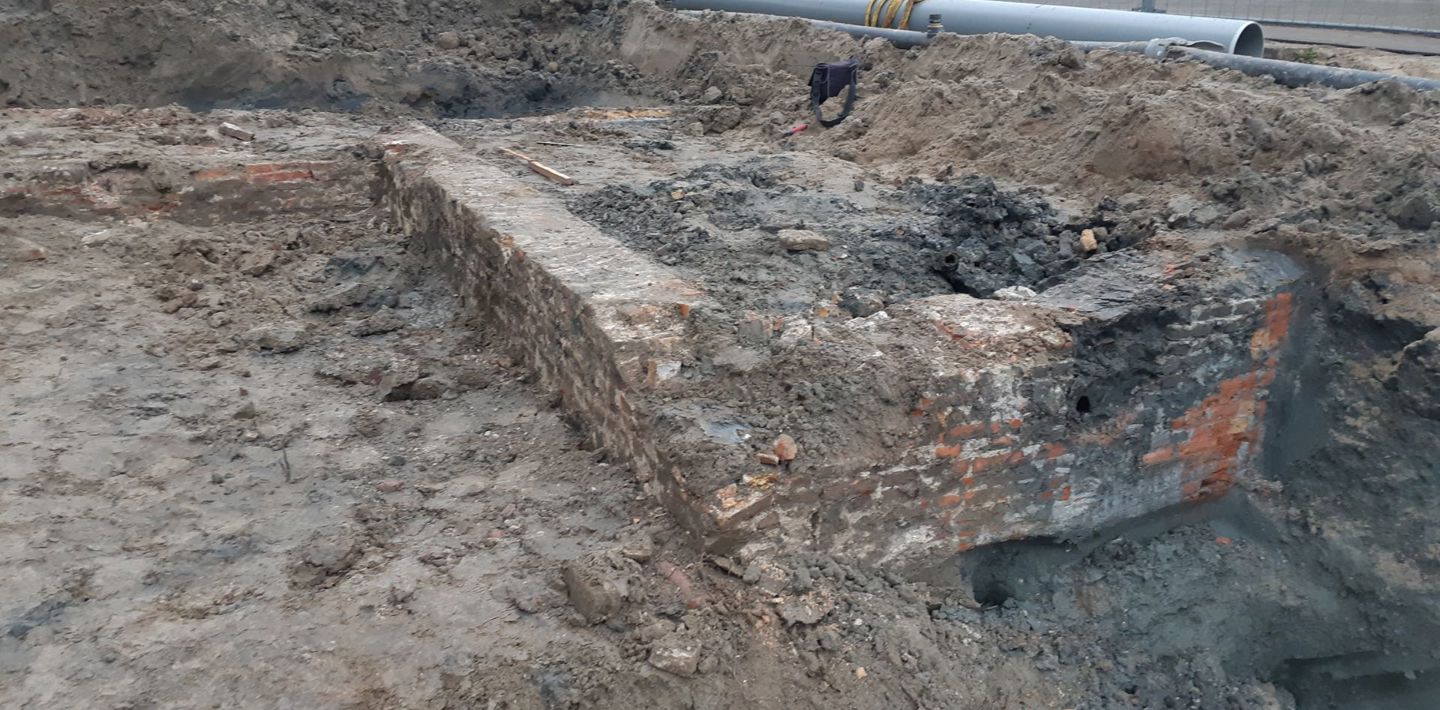 Archeologische waarneming bij drie haaks op elkaar staande funderingen in Goes-Oost, vermoedelijk van een huis.