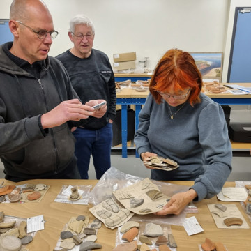 Onderzoekers bestuderen strandvondsten van het project Beach Archaeology in het archeologisch depot.