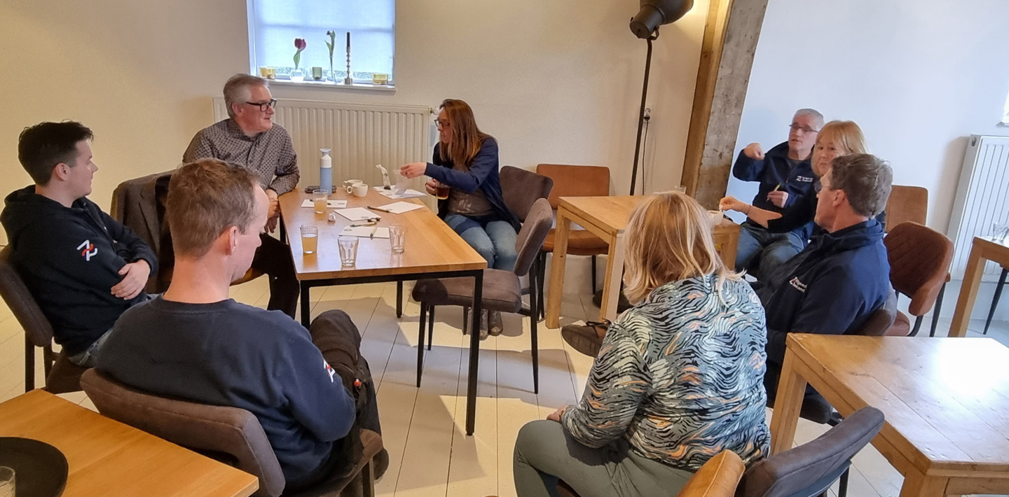 Een groep medewerkers van Erfgoed Zeeland tijdens een brainstormdag in 2023, bij Hof Olmestein in Kloetinge.